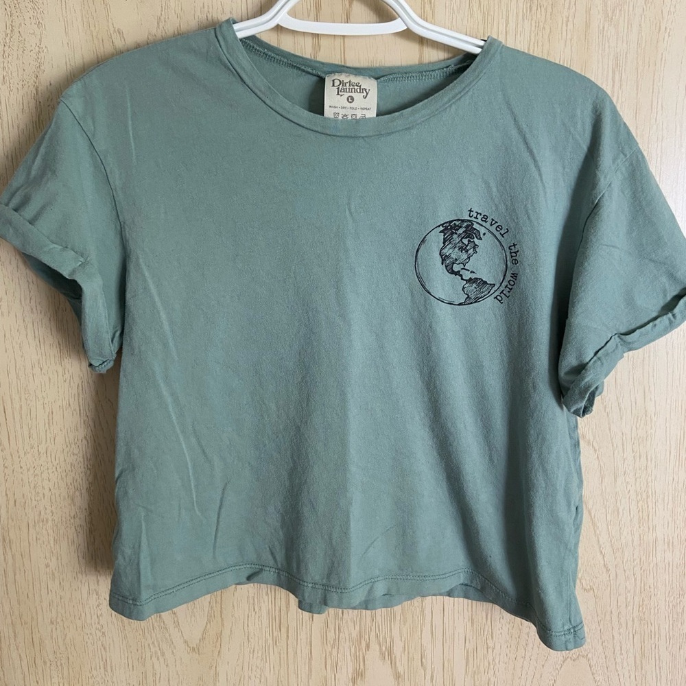 🖤 Dirtee Laundry Travel the World Cropped Sage Green T-shirt Sz Large